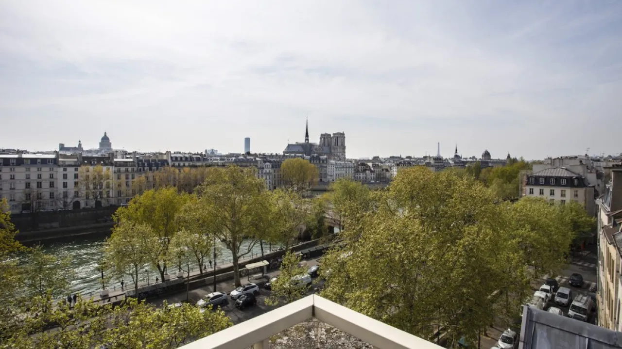 Image: view from the 5th floor walkway of the Cité internationale des arts – Site du Marais / Photo by Maurine Tric, Adagp 2022, for the Cité internationale des arts