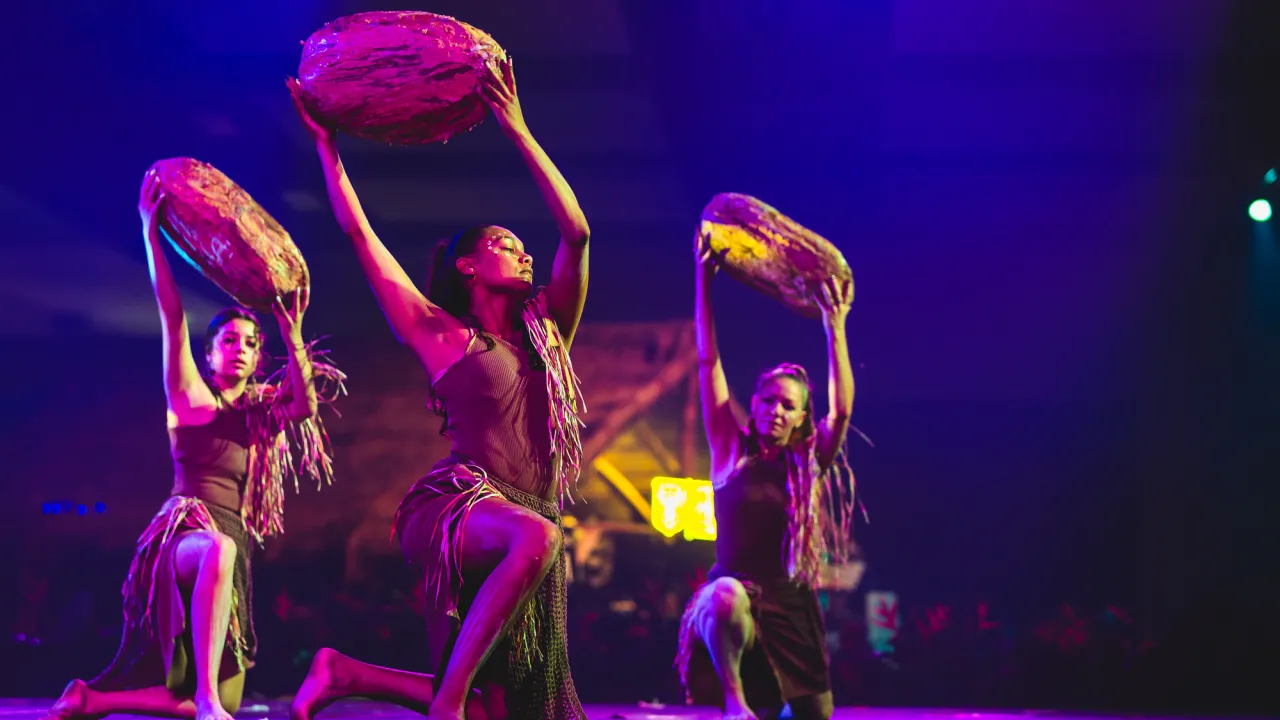 Jannawi Dance Clan, Hannah Hanson, Serene Yunupingu and Peta Strachan performing at the Hawai'i Convention Centre